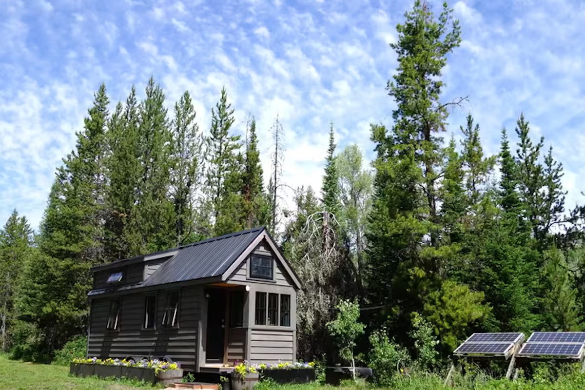 The Ultimate Guide to Go Off-Grid in Canada